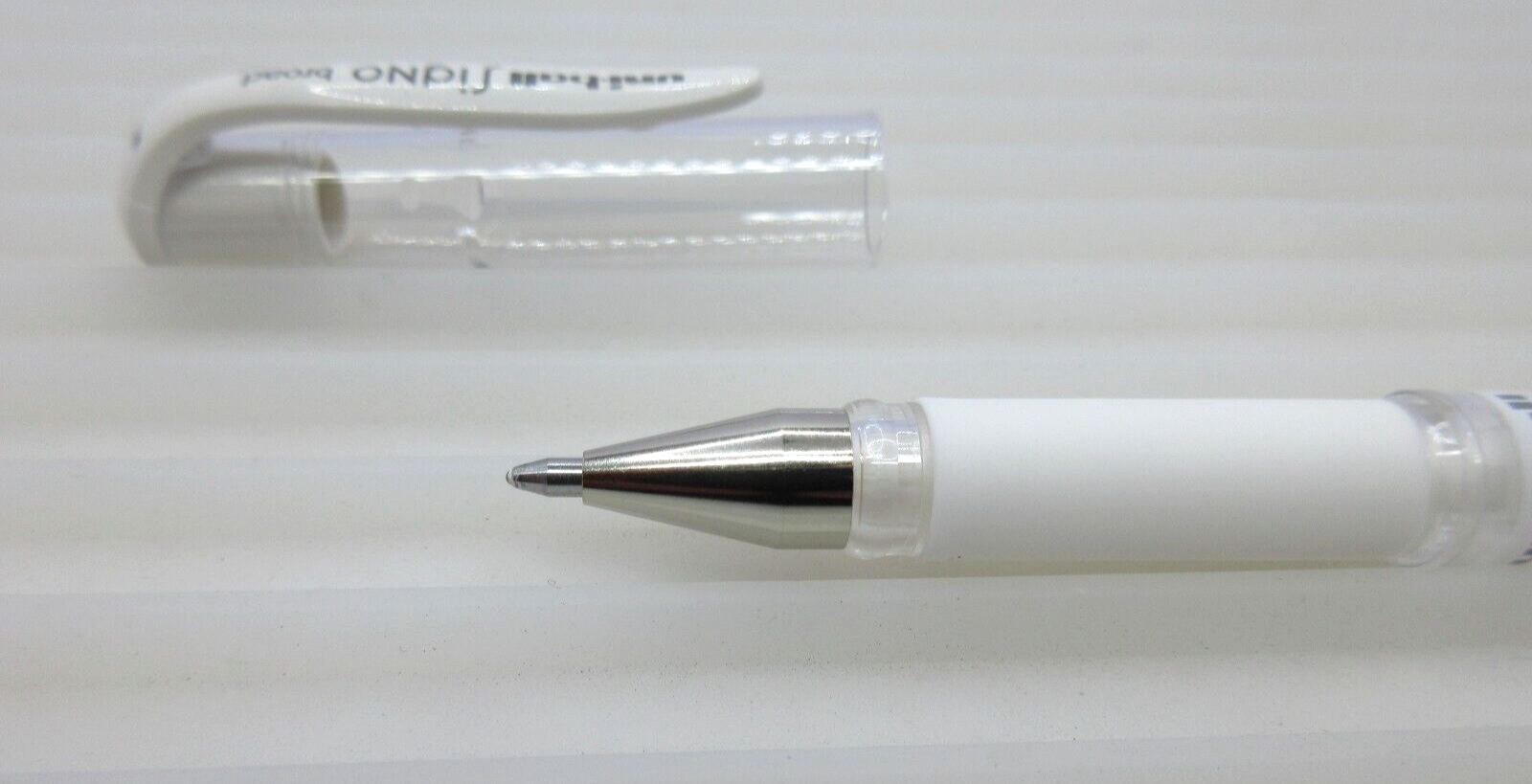 1 x WHITE Uni-ball Signo Gel Ink Rollerball Pen Broad 1mm UM153 UM153W